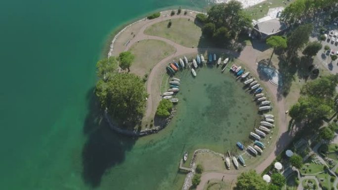 空中无人机观景船停靠在沿海湖镇的一个圆圈中
