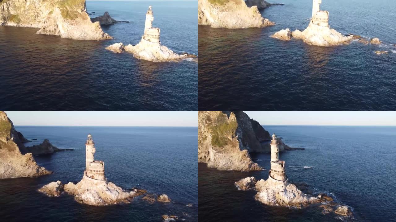 俄罗斯萨哈林岛废弃灯塔Aniva的鸟瞰图。