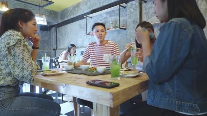 一群年轻朋友在餐厅享用美食和排水的4k视频片段