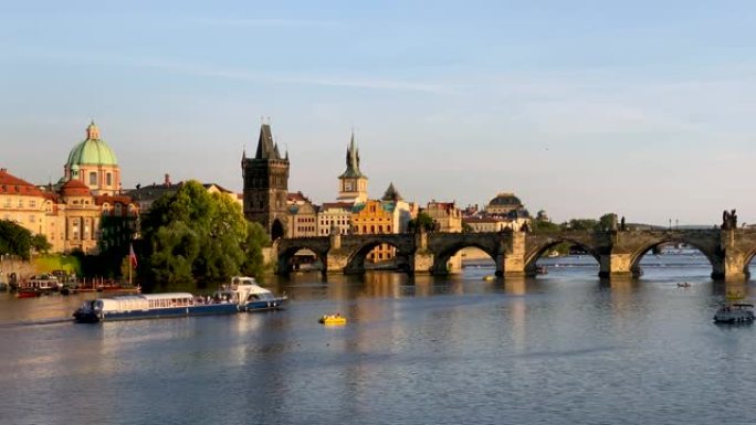 捷克共和国布拉格的老城区码头建筑和伏尔塔瓦河上的查理大桥的风景。布拉格标志性的查理大桥 (Karlu