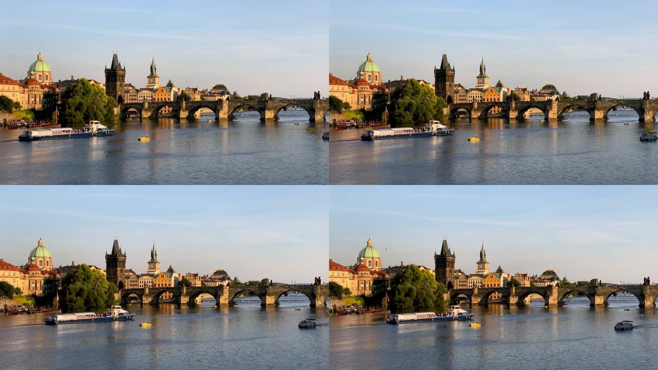 捷克共和国布拉格的老城区码头建筑和伏尔塔瓦河上的查理大桥的风景。布拉格标志性的查理大桥 (Karlu