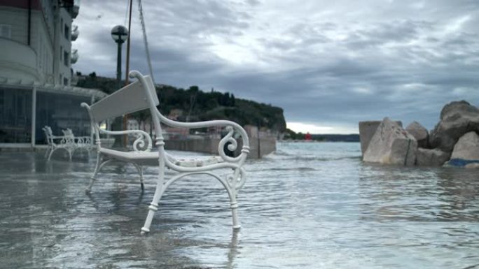 在暴风雨的日子里，海平面上升，LD沿洪水泛滥的海岸长椅