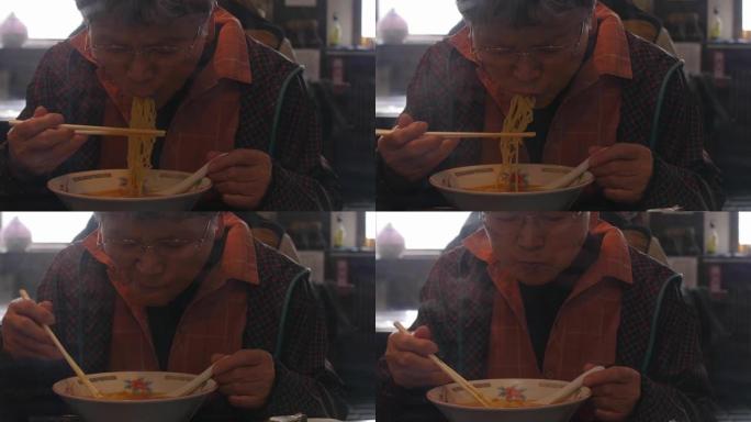 日本人在餐厅吃面条的镜头