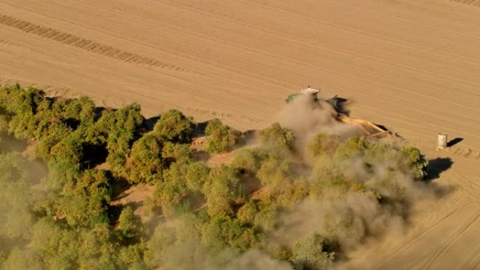 空中拖拉机在野外行驶并在加利福尼亚扬尘