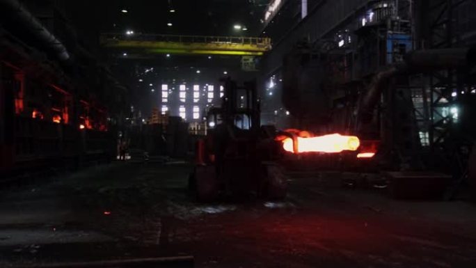 铁匠工厂。用工业锻压机锻造大型热金属坯。机器人工作的特写。金属锻造厂的技术设备。大型机器，铁匠移动并