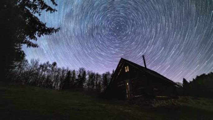 星际轨迹，银河系的恒星轨迹在夜空森林自然中古老的木屋上旋转