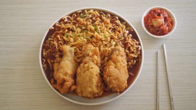 韩国方便面配炸鸡或炸鸡ramyeon-韩国美食风格