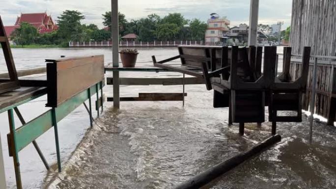 泰国一个村庄的河水上升