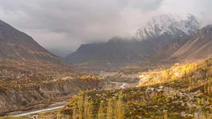 秋天在巴基斯坦的罕萨谷，喀喇昆仑山山脉的雪山壮丽景色的延时移动云日出场景