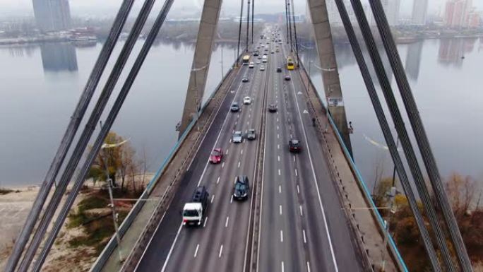 无人机飞过北桥的钢绳墩俯瞰汽车交通
