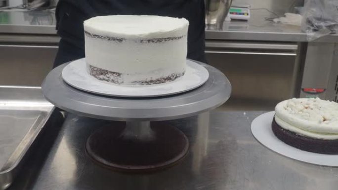 厨师糕点设计师糖果磨砂多层黑巧克力蛋糕，里面塞满浆果和鲜奶油