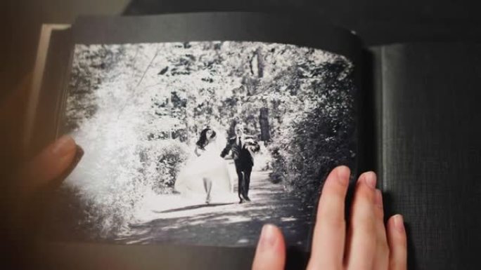 Lady strokes在专辑中褪色的祖父母婚礼图像