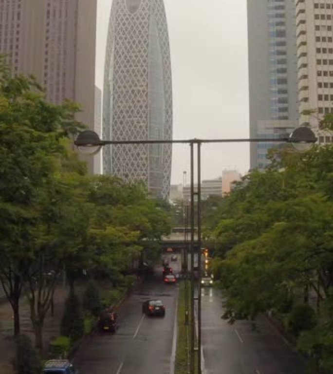 在下雨天，俯瞰城市街道