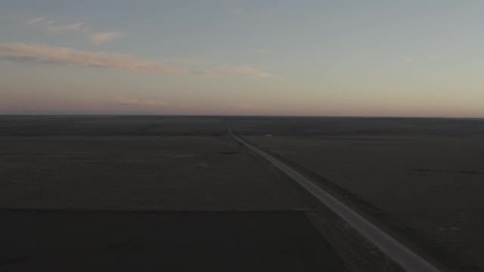 日落时的沙漠之路: 新墨西哥州