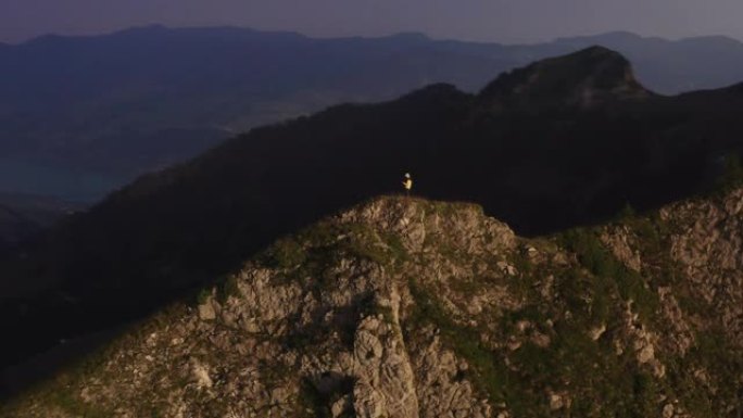 日落时在山脊线上的一名越野跑者的空中无人机拍摄