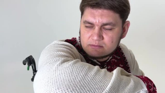 一个中年乌克兰哥萨克人靠在手肘上，神情严肃，从额下看向一侧，悲伤但自信。强壮、深邃的摩尔人眼神，整齐