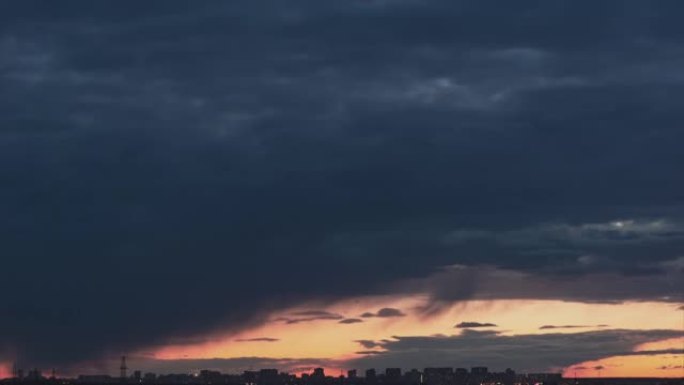 时间流逝。巨大的雨云在日落背景下从右向左流动