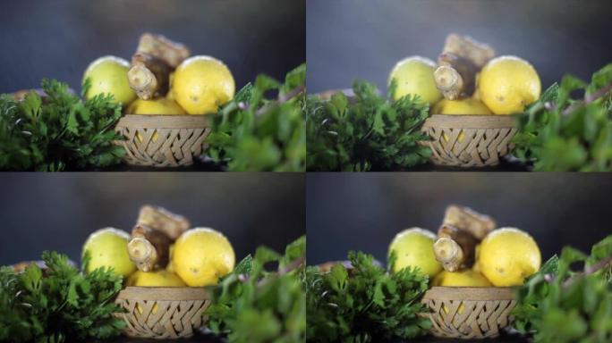 在黑色闪亮的木质表面上拍摄了新鲜柠檬，姜香菜和一些薄荷叶的电影特写镜头。柳条篮子里的新鲜绿色蔬菜。