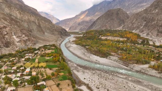 巴基斯坦北部喜马拉雅山喀喇昆仑山区村庄和hunza河峡谷的风景鸟瞰图