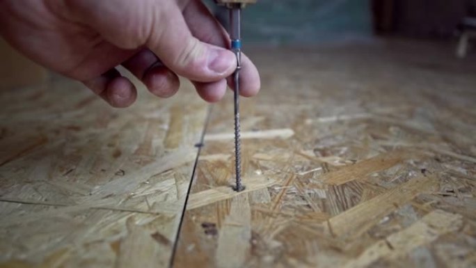 拧和拧下螺丝。建设和改造，有选择的重点。木制覆盖物的紧固件。房间的化妆品修理，钻头，螺丝刀