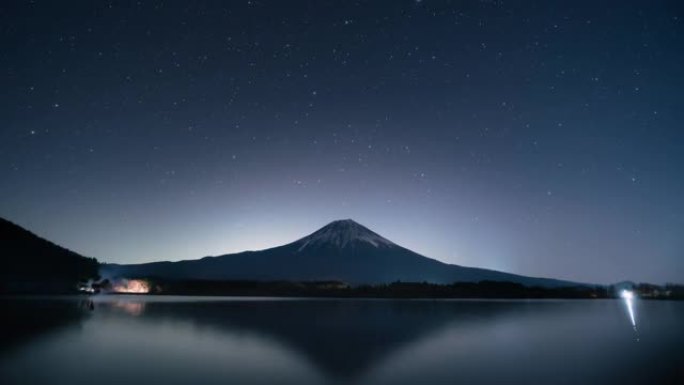 塔努基湖上的富士山，星光灿烂的夜晚，2022年12月31日