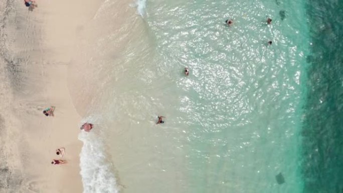 巴厘岛水晶湾海滩的人们