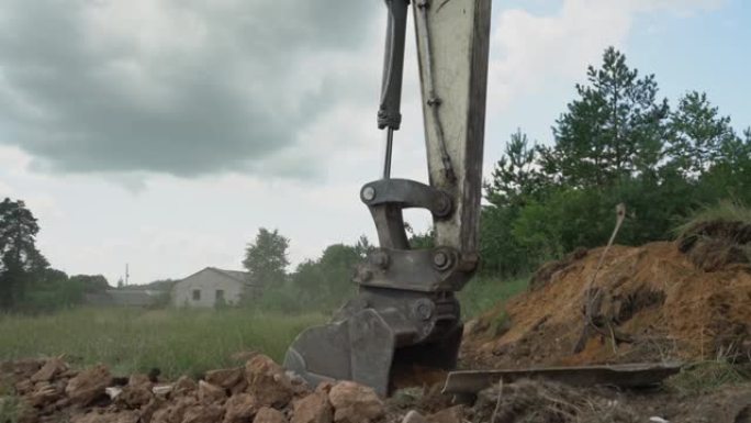 挖斗掘地时挖掘机的操作机构