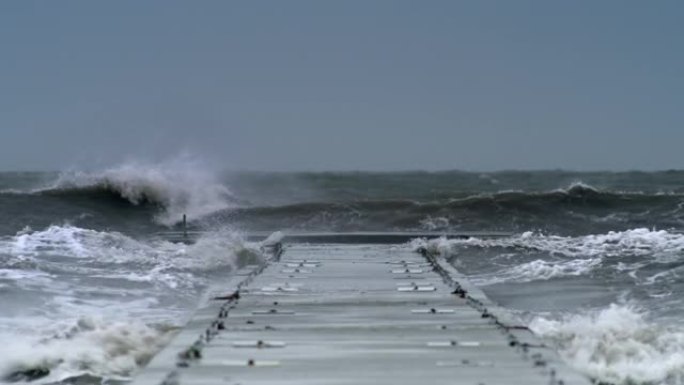 在暴风雨的日子里，LD海浪冲向码头