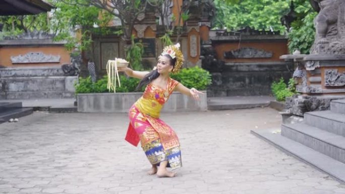 巴厘岛舞者在寺庙里与花共舞