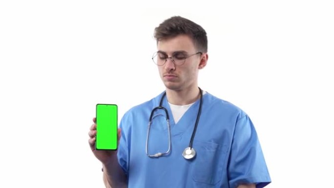 医生护士在制服和听诊器指向智能手机与绿屏广告医学药理学和现代医学的概念。在白色背景上微笑。