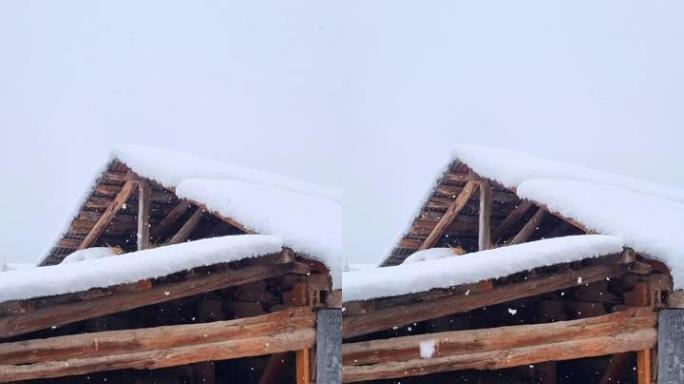 降雪中的木屋