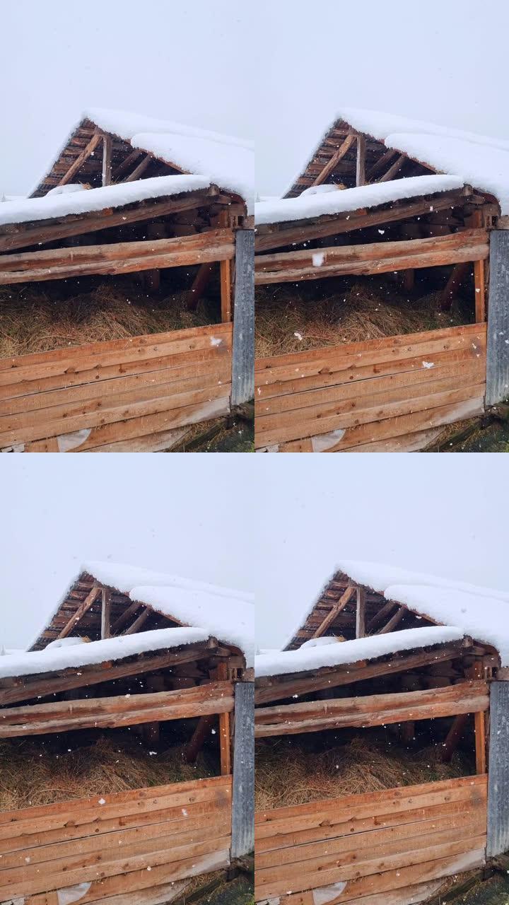 降雪中的木屋