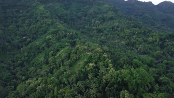 在热带地区的早晨，无人驾驶飞机拍摄了自然景观，山丘上长满了茂密的树木