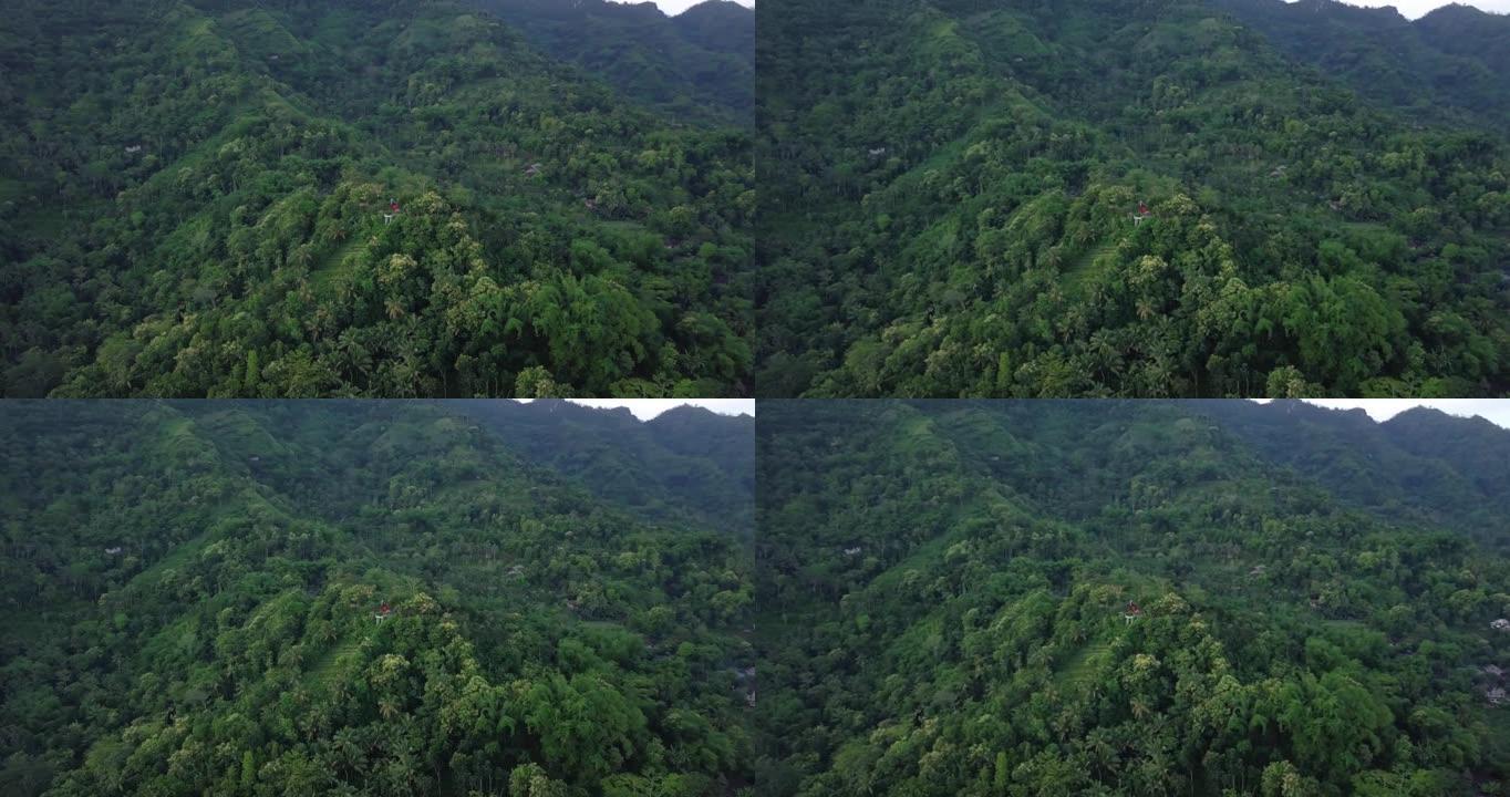 在热带地区的早晨，无人驾驶飞机拍摄了自然景观，山丘上长满了茂密的树木