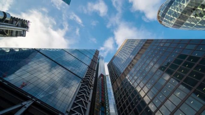 伦敦金融区的摩天大楼，白天有云- 4k延时拍摄(倾斜向上)
