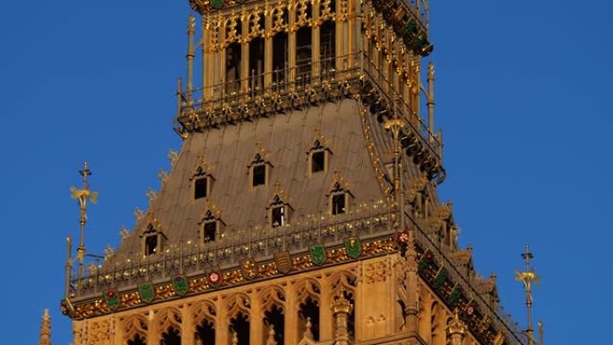 威斯敏斯特大钟的大钟特写，修复后的伦敦钟塔。日出时的大本钟。倾斜下来。版本3