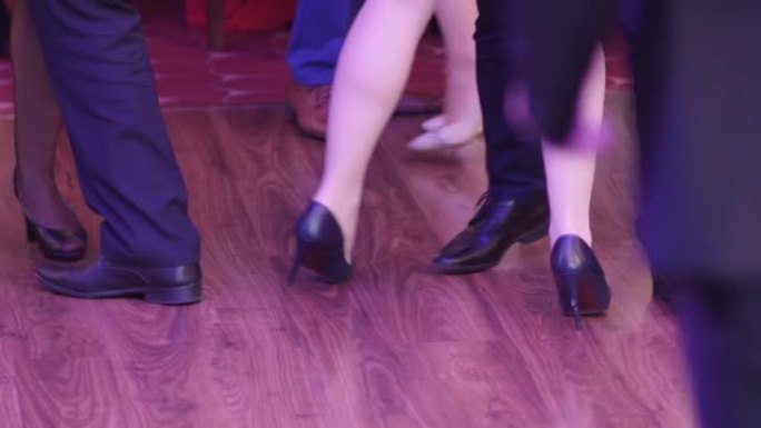 在派对晚会或婚礼上跳舞的舞者的脚