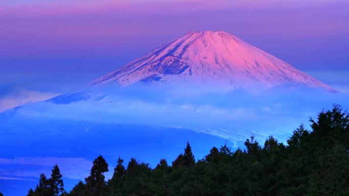 富士山在晨曦中被雪覆盖