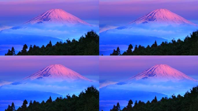 富士山在晨曦中被雪覆盖