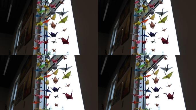 纸鸟艺术品悬挂在教室的窗户上