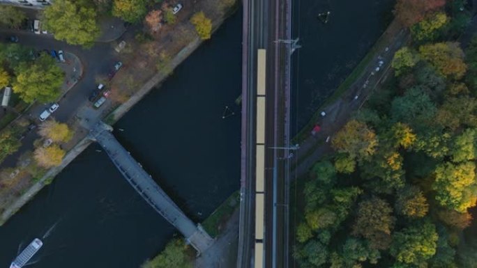 多轨桥上S Bahn火车过河的鸟瞰图。黄金时段的秋季城市。德国柏林