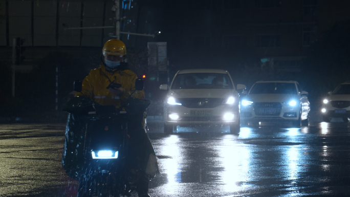 雨夜外卖员，雨夜车流