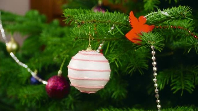 用玩具装饰圣诞树时关闭柔软的白球旋转