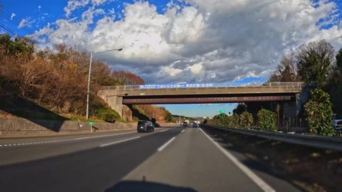 从高速公路上行驶的汽车的驾驶员座位上看