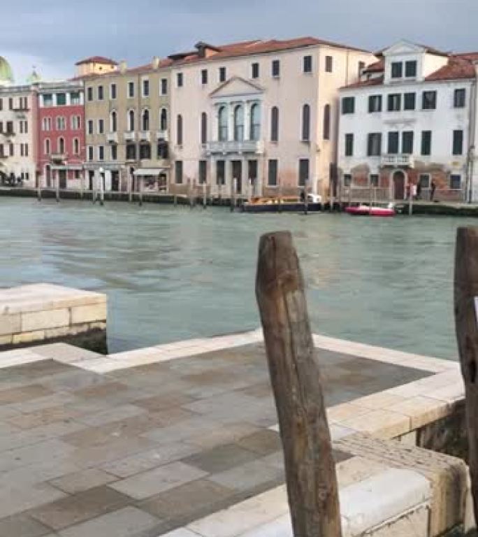 意大利威尼斯建筑之间的大运河垂直拍摄