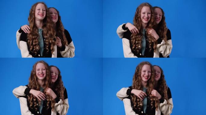 两个双胞胎女孩微笑着看着相机的4k慢动作视频。