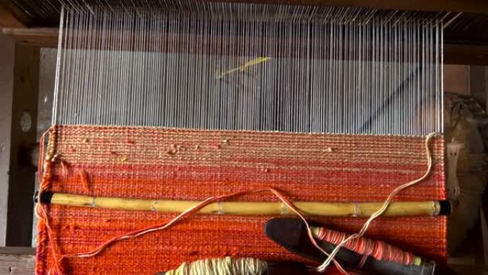 墨西哥瓦哈卡传统地毯车间工艺品制造编织手工机器工具，手工创意手工织物手摇工艺品，漂亮的红色地毯正在进