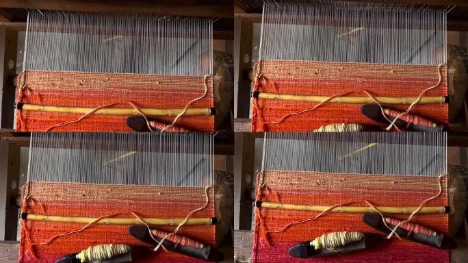 墨西哥瓦哈卡传统地毯车间工艺品制造编织手工机器工具，手工创意手工织物手摇工艺品，漂亮的红色地毯正在进