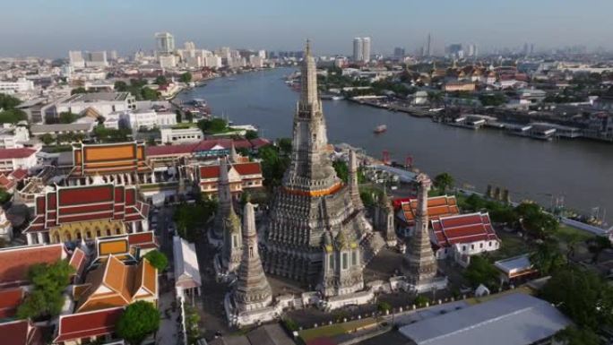 在泰国曼谷最著名的旅游胜地昭披耶河 (Chao Phraya River) 的Wat Arun寺，可