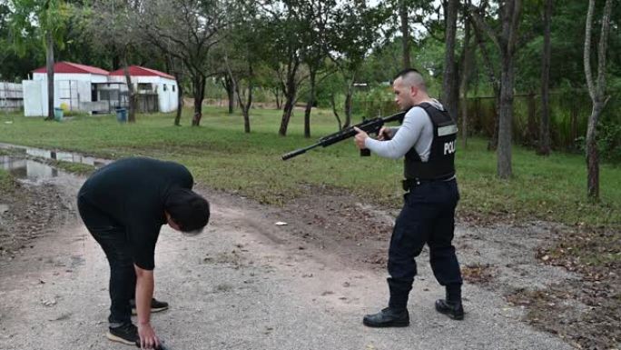 警察和小偷概念，警察抓住罪犯违法